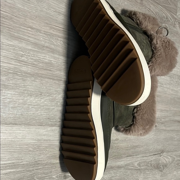 Koolaburra by Ugg Green Boots with Tan Faux Fur - Picture 2 of 3